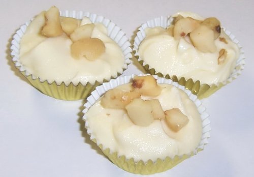 Scott’s Cakes White Chocolate Macadamia Nut Clusters In A Decorative Box logo