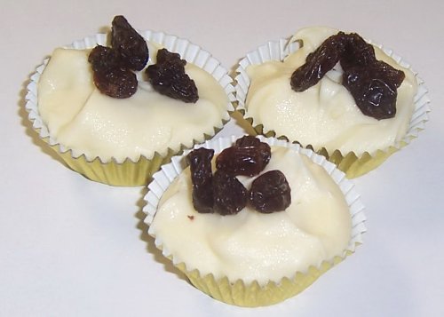 Scott’s Cakes White Chocolate Raisin Clusters In A Decorative Box logo